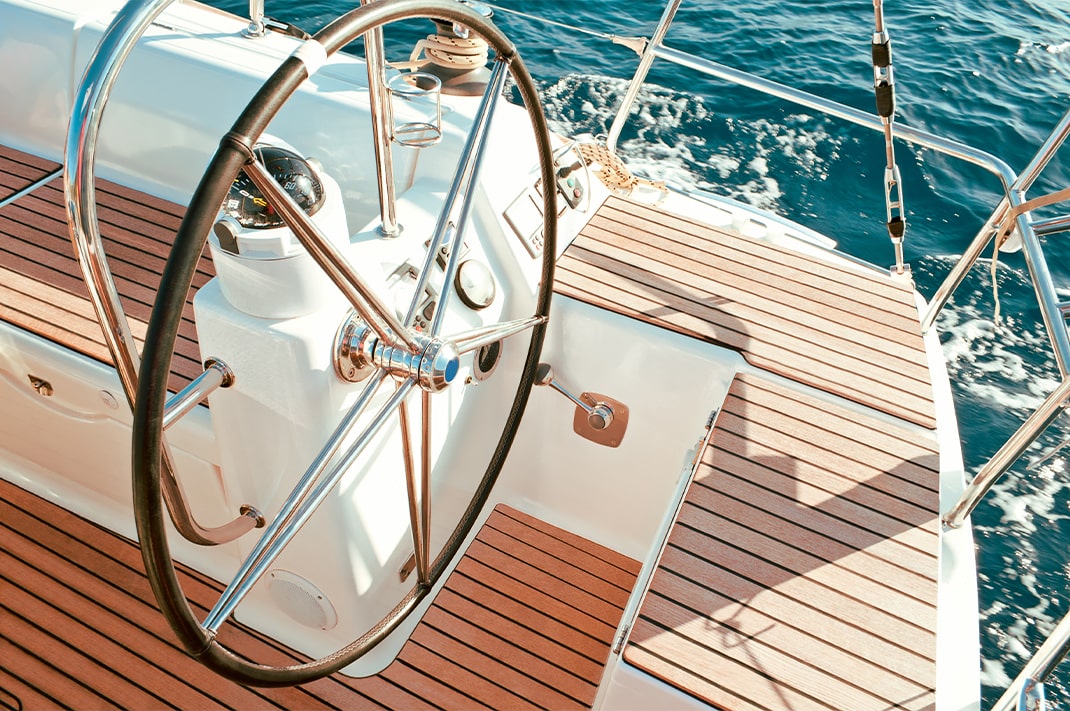 Yacht helm